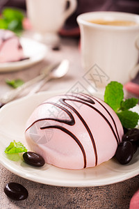 覆盖着粉红色玻璃的穆斯蛋糕 摩丝 盘子 奢华 糕点店图片