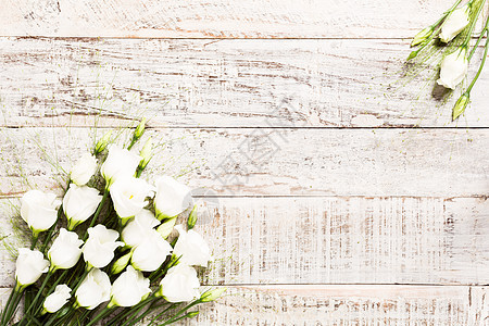 木制背景与一束白花 自然 桌子 天 花束 周年纪念日图片