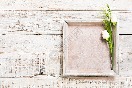 木制背景与一束白花 自然 复古的 女人 明信片图片