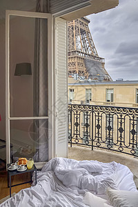 Eiffel铁塔窗口视图 早餐在床上图片
