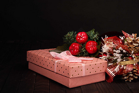 粉红盒礼品圣诞节装饰节假日木制餐桌 美丽的 假期图片
