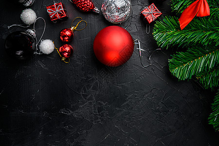 圣诞装饰和天体 最顶视图平板 在黑色黑深石桌背景上 有文字复制空间图片