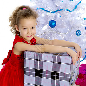 在圣诞树上送礼物的小女孩 可爱的 喜悦 圣诞节 惊喜图片