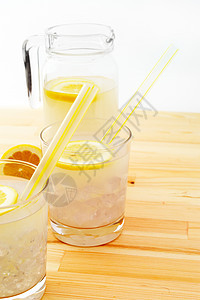 新鲜柠檬水饮料 茶点 夏天 寒冷的 透明的 柑橘图片
