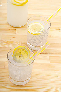 新鲜柠檬水饮料 自然 清爽 水果 柑橘 夏天图片