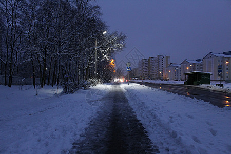 寒冬城市夜间风景 晚上在树木小巷附近的雪上 房屋和灯笼灯光照亮 俄罗斯 胡同图片