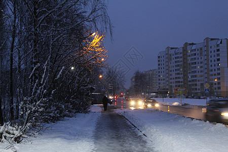 寒冬城市夜间风景 晚上在树木小巷附近的雪上 房屋和灯笼灯光照亮 俄罗斯 霜图片