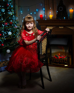 圣诞树上的那个女孩 快乐 家庭 乐趣 惊喜 帽子 裙子图片