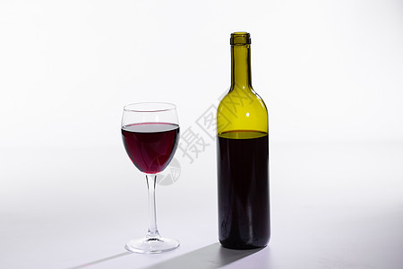 白底的玻璃杯和酒瓶及红葡萄酒 假期 葡萄园 红酒杯图片