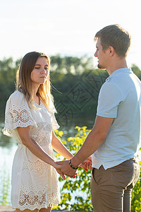 男人和女人在夏天自然中牵手 浪漫的情侣拥抱 爱 日出图片