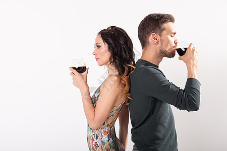 男人和女人用复制空间在白色背景上拿着黑啤酒杯子概念 苹果酒 寒冷的图片