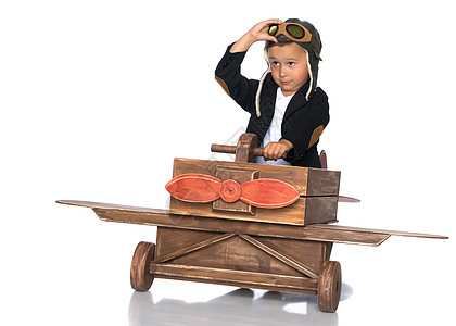 小男孩用木制飞机 眼镜 童年 快乐的 天空 游戏 微笑图片