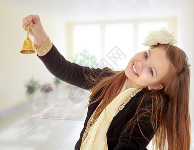 小女孩按铃响铃 幸福 圣诞老人 白色的 美丽的 快乐的 钟 快乐图片