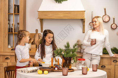 幸福的家庭在家玩得开心 在圣诞节前做饭 姐姐图片