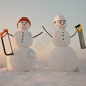 在冬天室外的雪人 建筑和维修工作 冬天戴着头盔的雪人生成器 圣诞节或圣诞节装饰图片