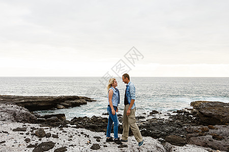 一对浪漫夫妇在海滩上 在背景的色彩多彩的日落中 男人和女孩在夕阳时在特纳里夫岛 幸福 日出图片