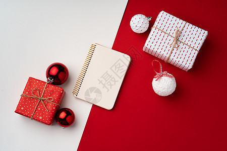 配圣诞礼物的美丽红白成白色和红色 白色的 圣诞节图片
