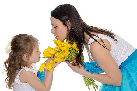 母亲和女儿闻到黄色郁金香味 庆典 礼物 假期 妈妈图片