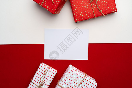 配圣诞礼物的美丽红白成白色和红色 惊喜 假期背景图片