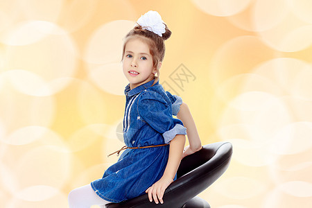 穿蓝裙子的小女孩 棕色的 黄色的 辫子 美丽的 白色的图片