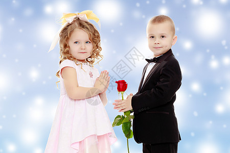 男孩给了女孩一朵花图片