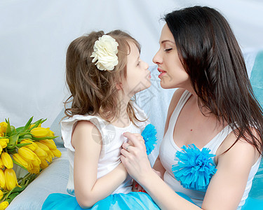 妈妈和女儿在沙发上 带着一束花 家庭 喜悦图片