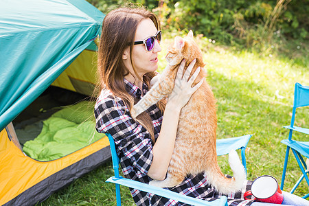 人 旅游和自然概念   紧贴女性养猫的肖像 露营者 可爱的图片