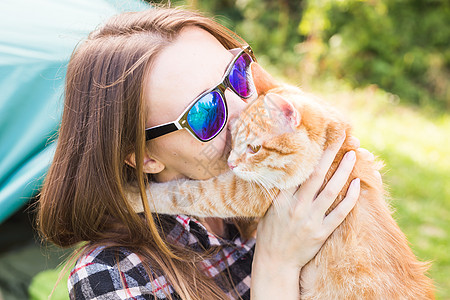 人 旅游和自然概念   紧贴女性养猫的肖像 游客 营地图片