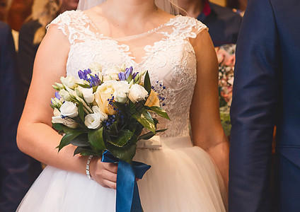 年轻新娘拿着结婚花束的鲜花贴近 庆典 美丽 成人图片