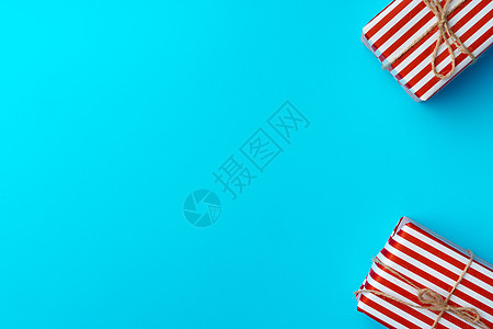 蓝色背景的红色和白条纹红和白色礼品盒 蓝色的图片