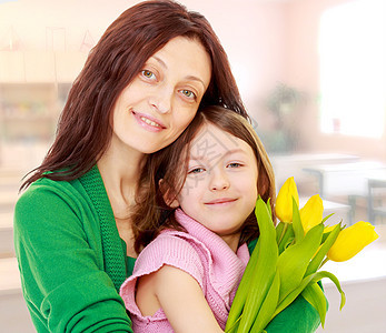 母亲和女儿的肖像与花束郁金香 班级 春天 训练图片
