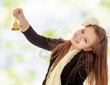 小女孩按铃响铃 庆典 笑 快乐的 圣诞节 十二月 童年图片
