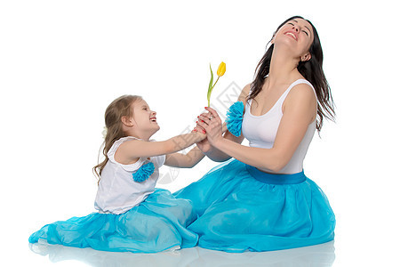 妈妈和女儿有朵郁金香花 礼物 脸 幸福 后期处理图片