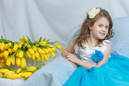 沙发上的小姑娘拿着一束鲜花 童年 庆典 女儿 展示图片