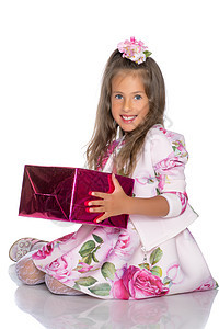 带礼物的小女孩 乐趣 盒子 新年 生日 灯 假期 冬天图片