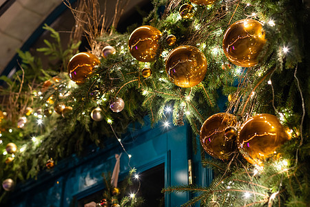 时尚的圣诞树 有红莓 门边花圈和木雪橇 在市街度假市场前店铺摆放 圣诞街头装饰品 文字空间 装饰风格 镇图片