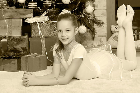 圣诞树旁边送礼物的小女孩儿 女性 孩子们 短裙 艺术图片