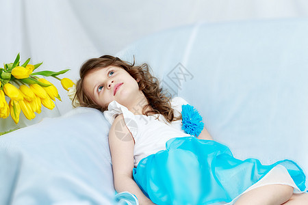 沙发上的小姑娘拿着一束鲜花 快乐的 礼物 自然图片