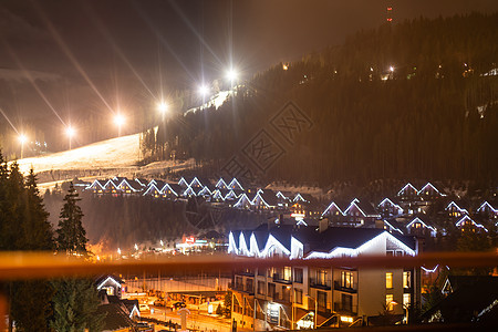 Bukovel冬季度假度假胜地的夜晚风景图片