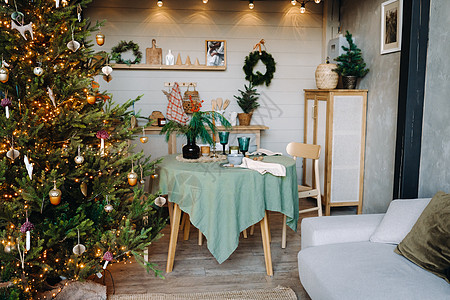 厨房餐桌和各种配件 在圣诞节 厨房的公寓里背景图片