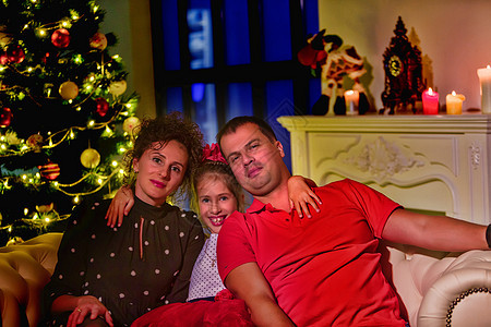 年轻家庭在家里庆祝圣诞节 快乐的年轻家庭一起享受节日时光 Y 我 季节 父亲图片