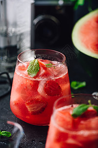 新鲜西瓜和草莓鸡尾酒图片