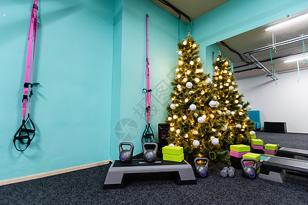 圣诞运动 黑色运动步 壶铃 瑜伽砖 圣诞快乐和新年快乐希望运动礼品贺卡概念顶视图与复制空间 装饰品 杉枝图片