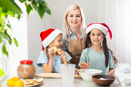 妈妈儿子快乐快乐的欢乐母亲和孩子 烤圣诞节饼干背景