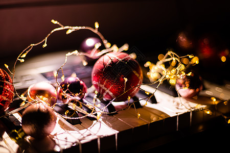 动钢琴 有美丽的圣诞装饰品 新年的结业快乐图片
