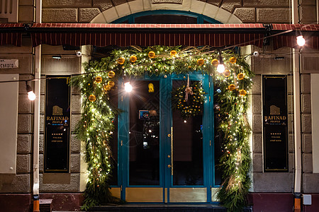 时尚的圣诞树 有红莓 门边花圈和木雪橇 在市街度假市场前店铺摆放 圣诞街头装饰品 文字空间 镇 灯图片