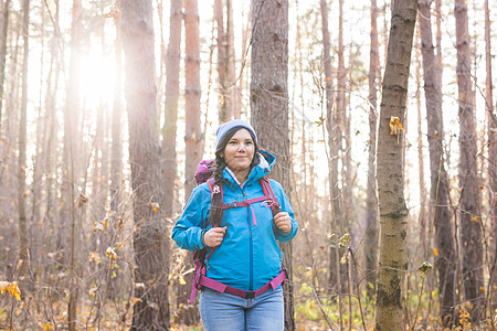 人与自然概念   在森林中背着背包徒步的妇女肖像 小路 冒险背景