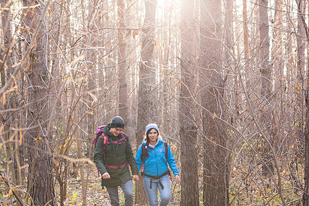冒险 旅行 旅游 远足和人的概念-微笑的夫妇背着背包在秋天的自然背景下散步 团队 友谊图片