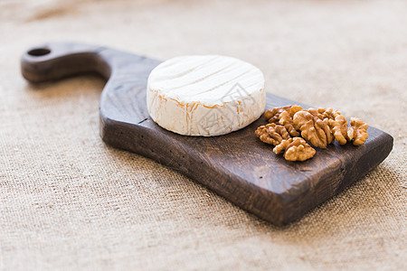 奶油奶酪 咖啡干酪 新鲜的乳酪 在木板上配有坚果和葡萄 意大利菜和法式奶酪 节食 小屋图片