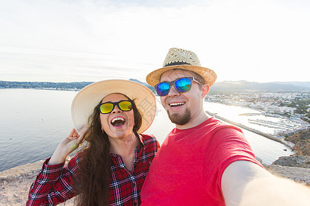 旅行 节假日和假期概念   年轻夫妇一起在海边自拍图片